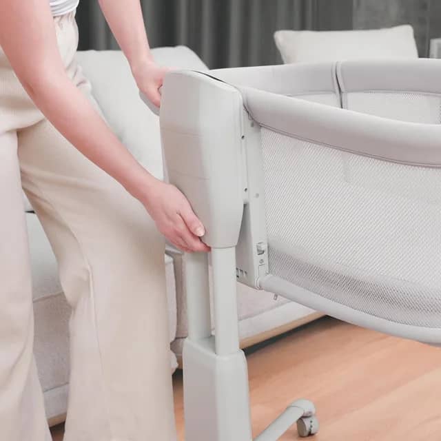 Mastela lẹgbẹẹ iya bassinet