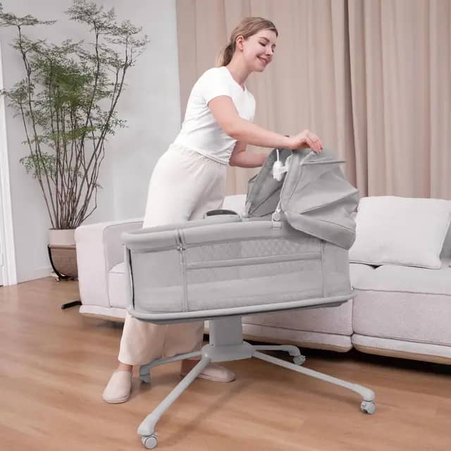 Mastela lẹgbẹẹ iya bassinet