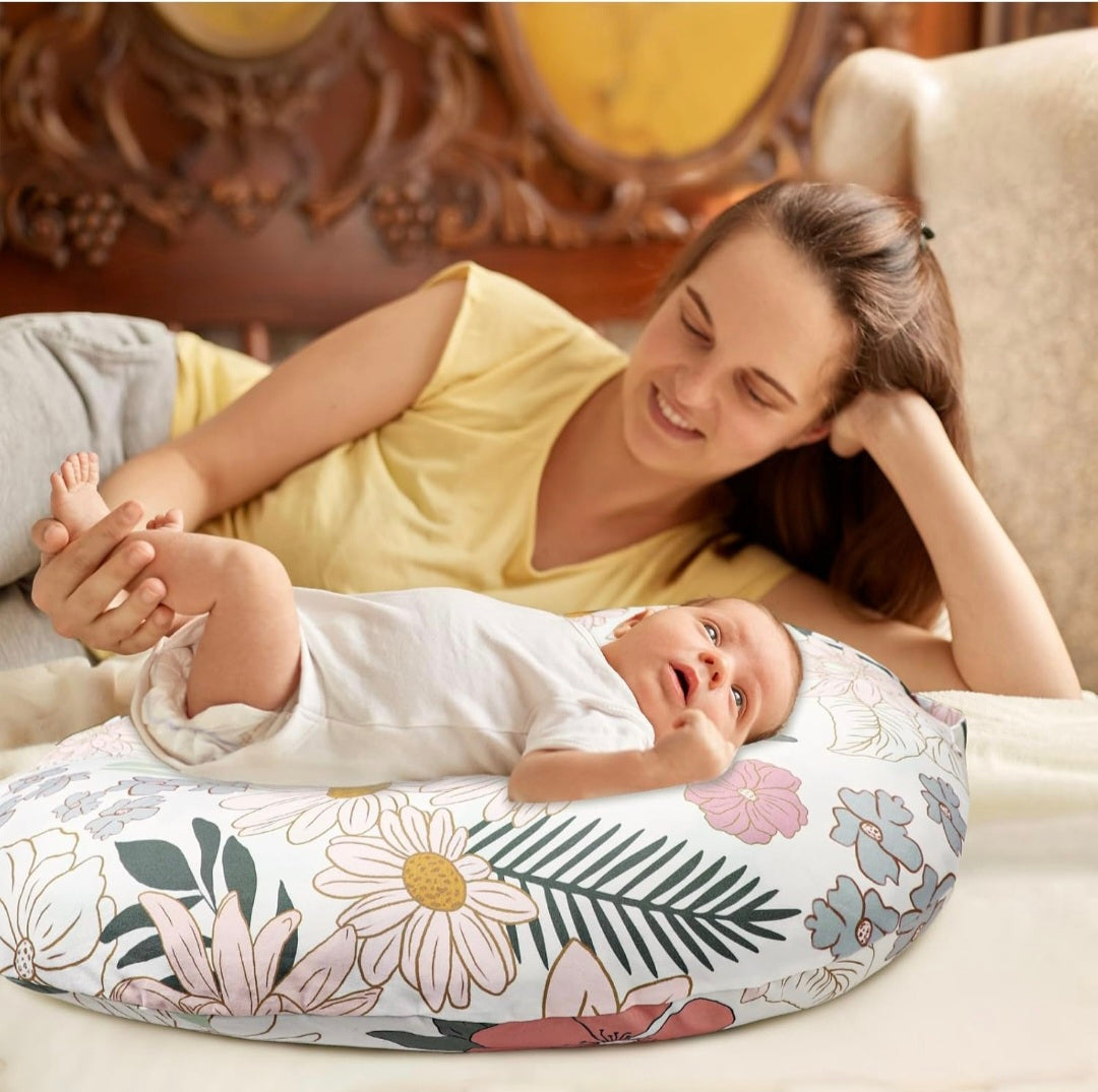 Baby lounging itẹ-ẹiyẹ