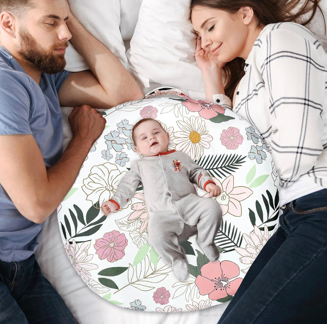 Baby lounging itẹ-ẹiyẹ